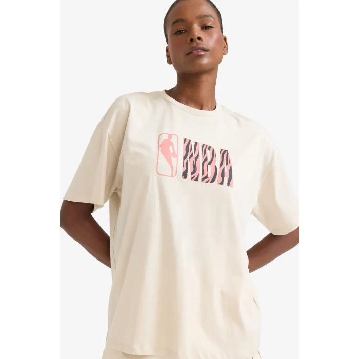 Defacto E3845 Bej DeFactoFit NBA Wordmark Oversize Geniş Kalıp Bisiklet Yaka Kısa Kollu Tişört