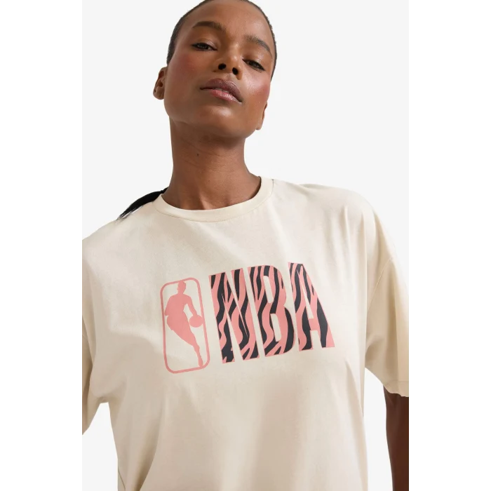 Defacto E3845 Bej DeFactoFit NBA Wordmark Oversize Geniş Kalıp Bisiklet Yaka Kısa Kollu Tişört