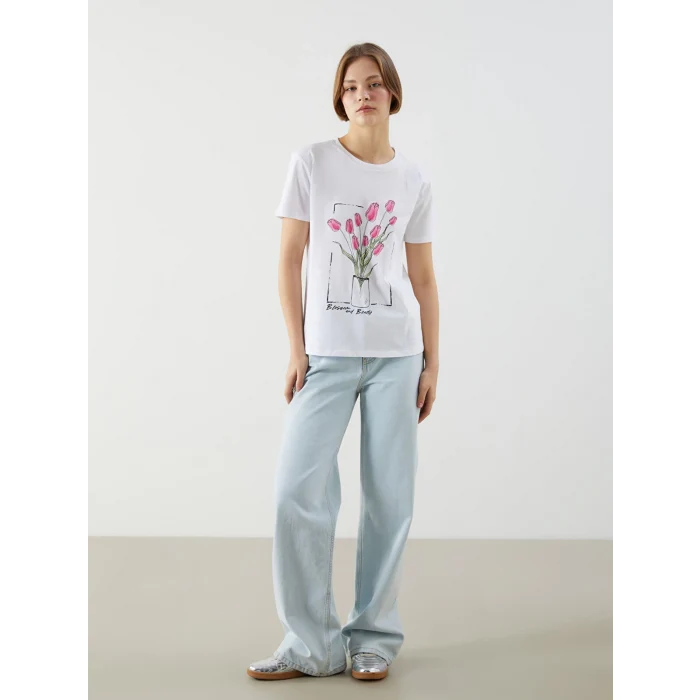 XSIDE Beyaz Bisiklet Yaka Gül Baskılı Kadın Tişört