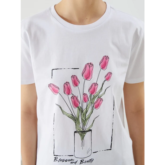 XSIDE Beyaz Bisiklet Yaka Gül Baskılı Kadın Tişört