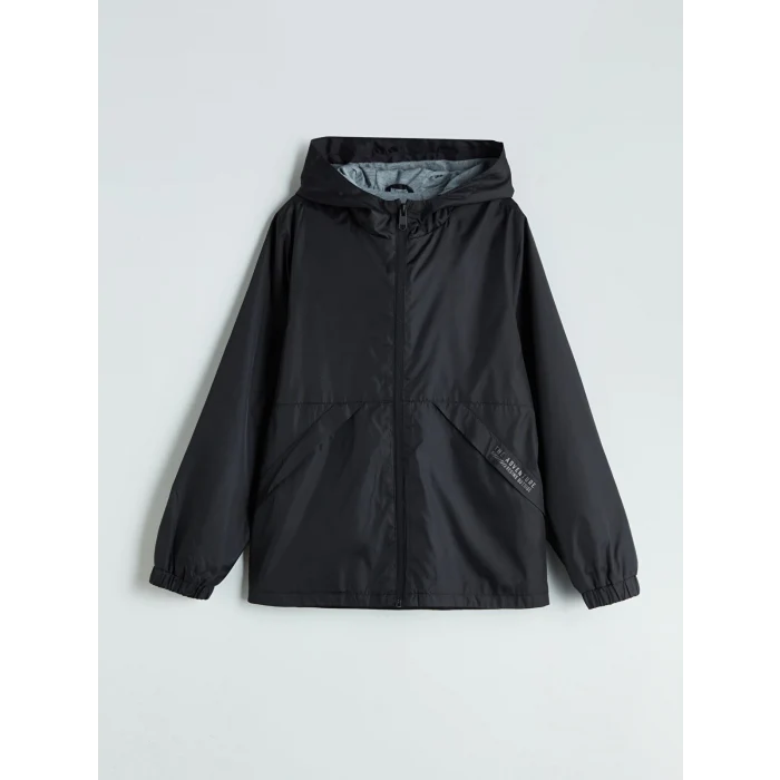 LCW Kids Siyah Kapüşonlu Erkek Çocuk Yağmurluk