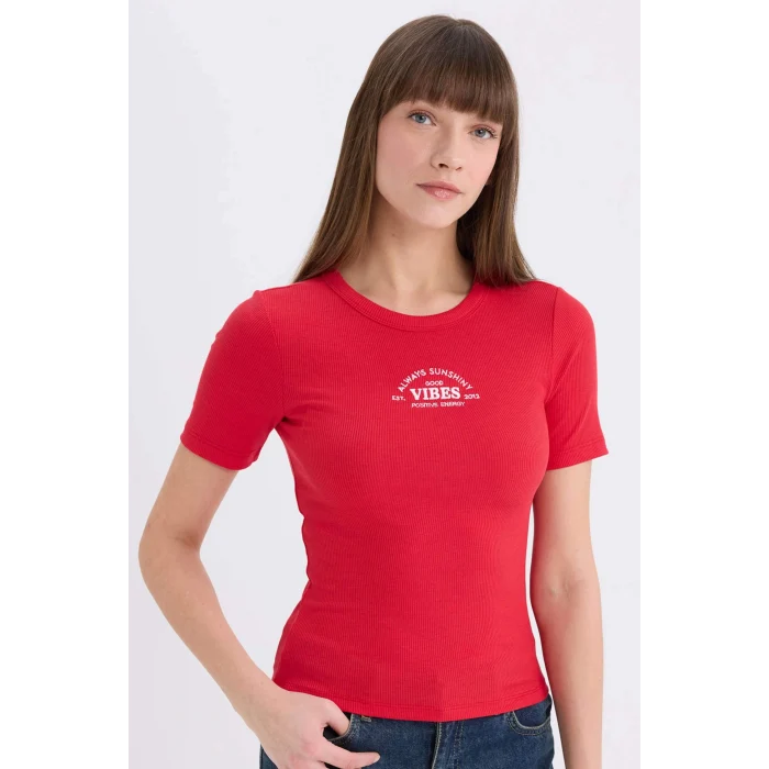 Defacto E5069 Kırmızı Fitted Bisiklet Yaka Baskılı Fitilli Kaşkorse Kısa Kollu Tişört