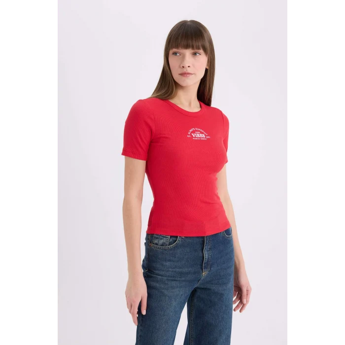 Defacto E5069 Kırmızı Fitted Bisiklet Yaka Baskılı Fitilli Kaşkorse Kısa Kollu Tişört