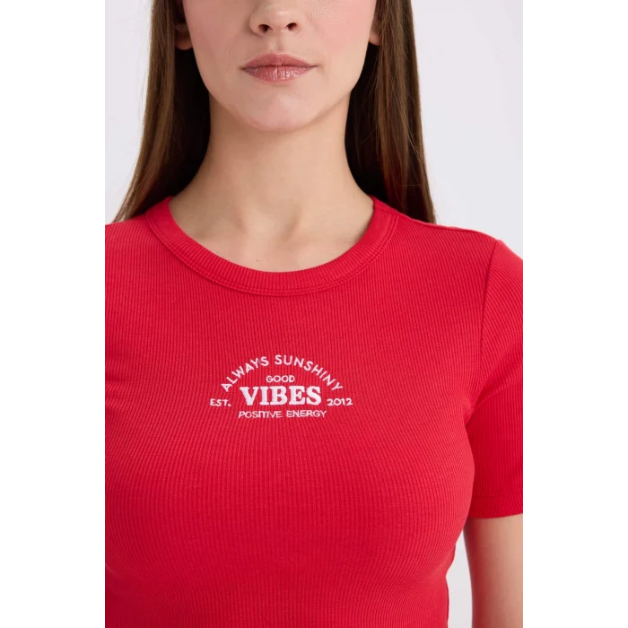 Defacto E5069 Kırmızı Fitted Bisiklet Yaka Baskılı Fitilli Kaşkorse Kısa Kollu Tişört