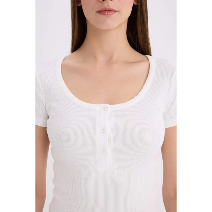 Defacto E5781 Ekru Slim Fit Dar Kesim Yuvarlak Yaka Basic Düz Fitilli Kaşkorse Kısa Kollu Beyaz Tişört