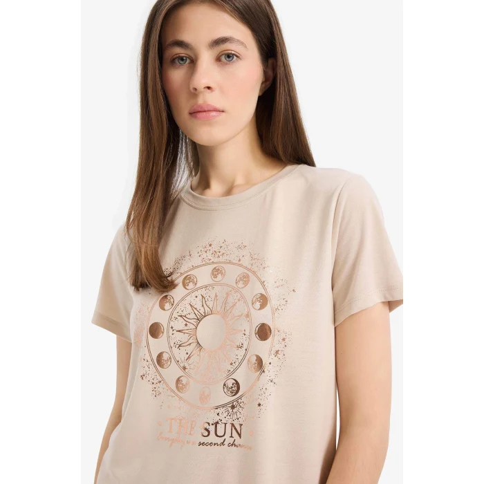 Defacto E5146 Bej Regular Fit Bisiklet Yaka Astral Baskılı Kısa Kollu Tişört