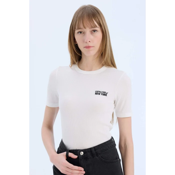 Defacto E5068 Ekru Slim Fit Dar Kesim Bisiklet Yaka Baskılı Fitilli Kaşkorse Kısa Kollu Tişört