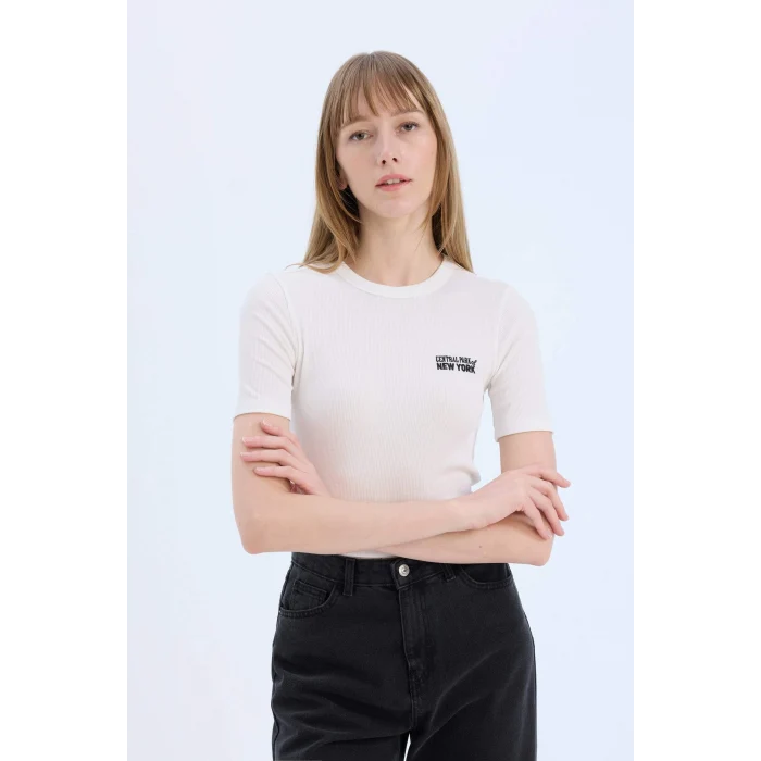 Defacto E5068 Ekru Slim Fit Dar Kesim Bisiklet Yaka Baskılı Fitilli Kaşkorse Kısa Kollu Tişört