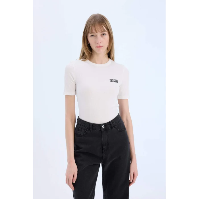 Defacto E5068 Ekru Slim Fit Dar Kesim Bisiklet Yaka Baskılı Fitilli Kaşkorse Kısa Kollu Tişört
