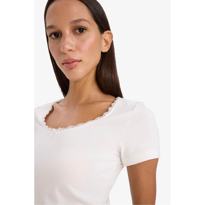 Defacto E9915 Beyaz Fitted Dantel Yaka Kısa Kollu Beyaz Tişört