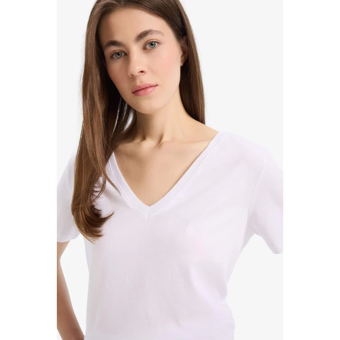 Defacto W9578 Beyaz %100 Pamuk Regular Fit V Yaka Basic Düz Kısa Kollu Beyaz Tişört