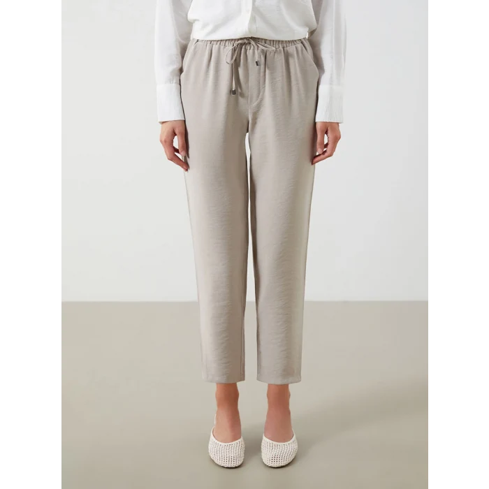 LCWAIKIKI Classic Bej Beli Lastikli Havuç Kesim Kadın Pantolon
