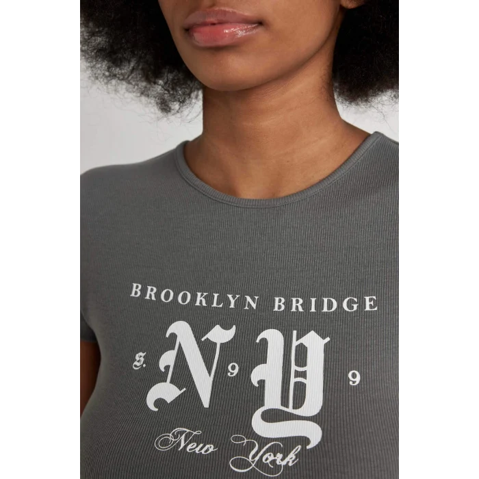 Defacto B6812 Gri Fitted Bisiklet Yaka Baskılı Fitilli Kaşkorse Kısa Kollu Tişört