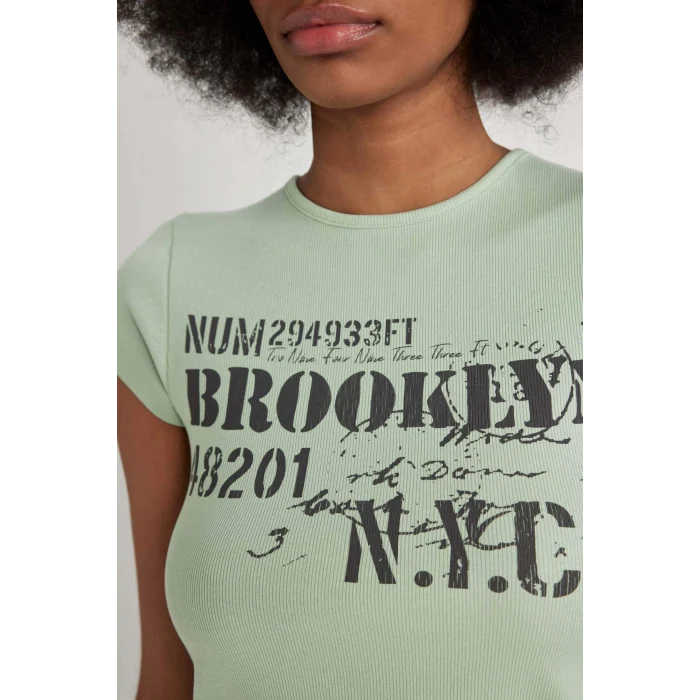 Defacto B6813 Yeşil Fitted Bisiklet Yaka Baskılı Fitilli Kaşkorse Kısa Kollu Tişört