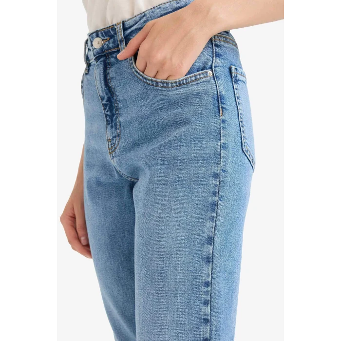 Defacto E9161AXNM28 Mavi Comfort Mom Yüksek Bel Bilek Boy Jean Yıkamalı Pantolon