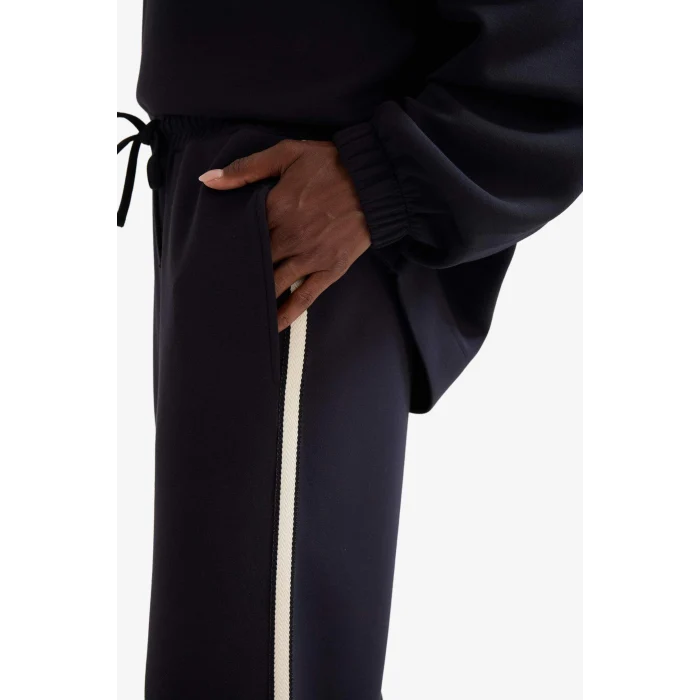 Defacto D1458AXBK81 Siyah DeFactoFit Wide Leg Geniş Paça Cepli Standart Boy Modal Soft Touch Pantolon