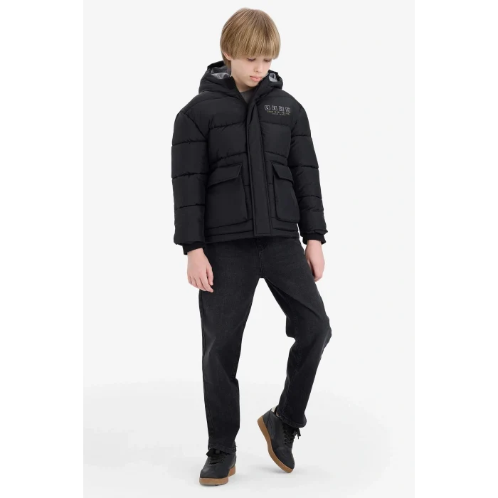 Defacto C5522A8BK27 Siyah Erkek Çocuk Su Geçirmez Kapüşonlu Sırt Baskılı Fermuarlı Şişme Mont