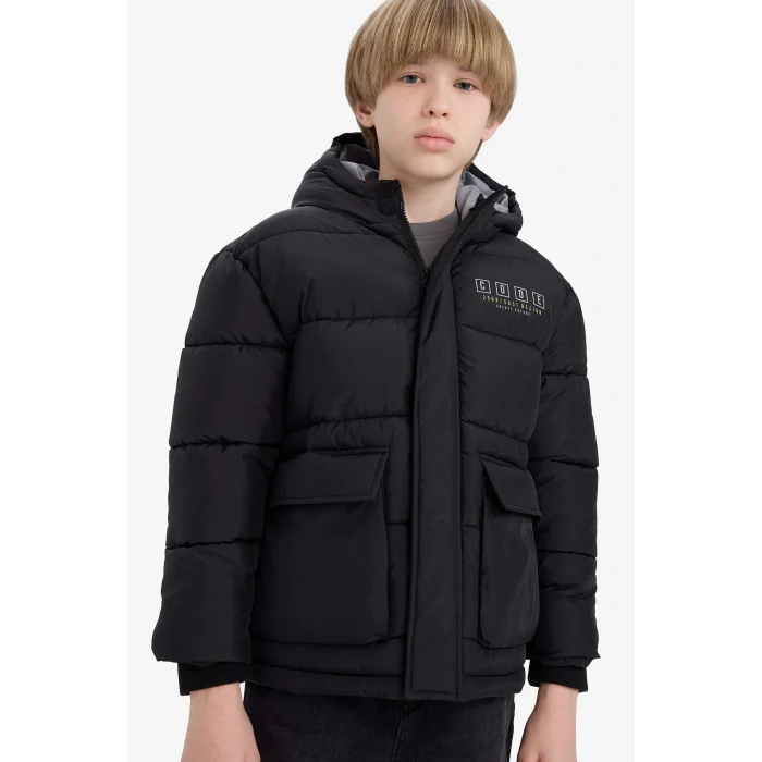 Defacto C5522A8BK27 Siyah Erkek Çocuk Su Geçirmez Kapüşonlu Sırt Baskılı Fermuarlı Şişme Mont
