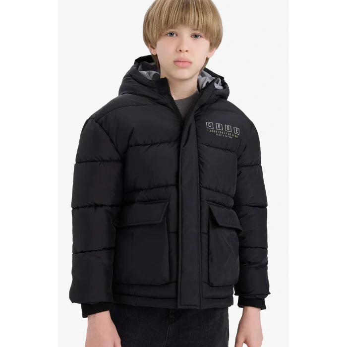 Defacto C5522A8BK27 Siyah Erkek Çocuk Su Geçirmez Kapüşonlu Sırt Baskılı Fermuarlı Şişme Mont