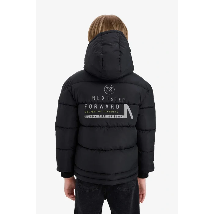 Defacto C5522A8BK27 Siyah Erkek Çocuk Su Geçirmez Kapüşonlu Sırt Baskılı Fermuarlı Şişme Mont