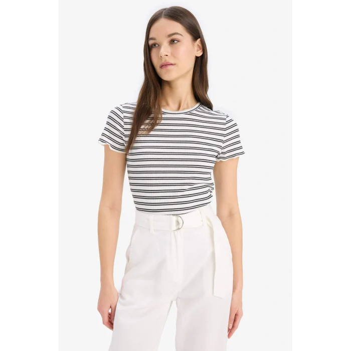 Defacto K1965 Beyaz Fitted Bisiklet Yaka Çizgili Fitilli Kaşkorse Kısa Kollu Tişört