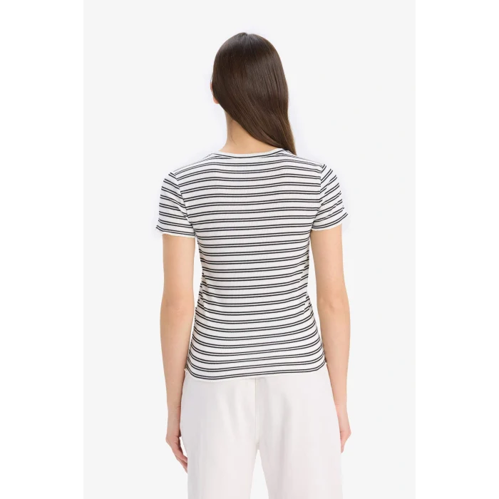 Defacto K1965 Beyaz Fitted Bisiklet Yaka Çizgili Fitilli Kaşkorse Kısa Kollu Tişört