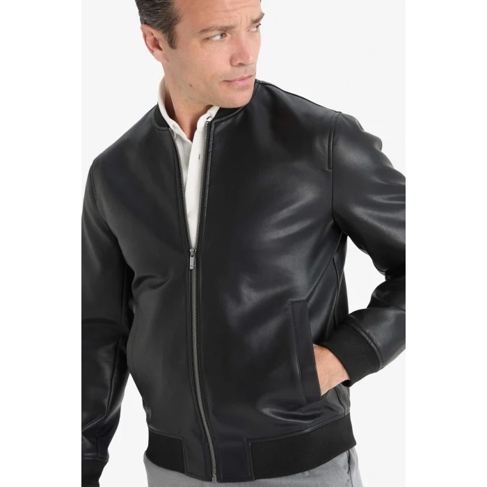 Defacto Y5367AZBK27 Siyah Su İtici Slim Fit Dar Kesim Kolej Yaka Astarlı Fermuarlı Rüzgar Geçirmez Suni Deri Mevsimlik Mont