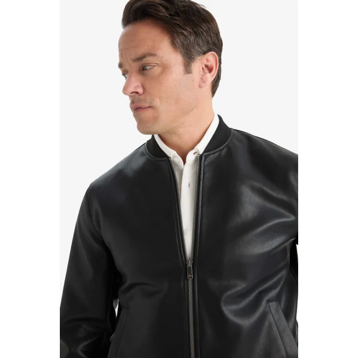 Defacto Y5367AZBK27 Siyah Su İtici Slim Fit Dar Kesim Kolej Yaka Astarlı Fermuarlı Rüzgar Geçirmez Suni Deri Mevsimlik Mont