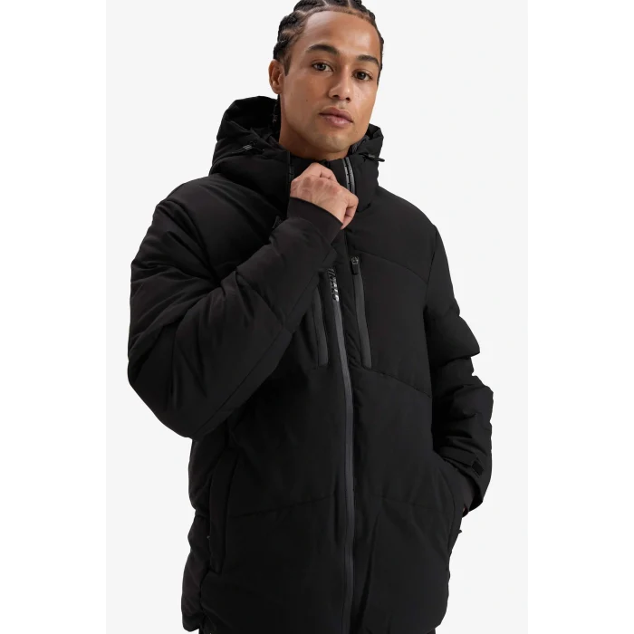 Defacto A3519AXBK81 Siyah DeFactoFit Su İtici Rüzgar Geçirmez Slim Fit Dar Kesim Kapüşonlu Fermuarlı Cepli Kışlık Mont