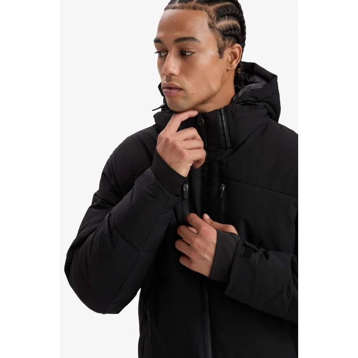 Defacto A3519AXBK81 Siyah DeFactoFit Su İtici Rüzgar Geçirmez Slim Fit Dar Kesim Kapüşonlu Fermuarlı Cepli Kışlık Mont