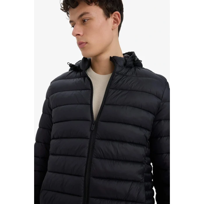 Defacto N4661AZBK27 Siyah Su İtici Slim Fit Dar Kesim İç Cep Detaylı Kapüşonlu Fermuarlı Cepli Şişme Mont