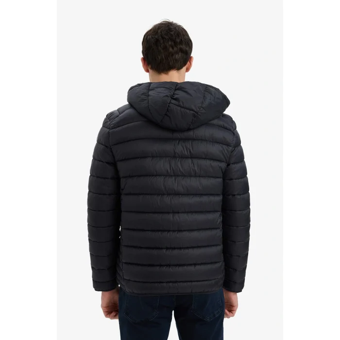 Defacto N4661AZBK27 Siyah Su İtici Slim Fit Dar Kesim İç Cep Detaylı Kapüşonlu Fermuarlı Cepli Şişme Mont