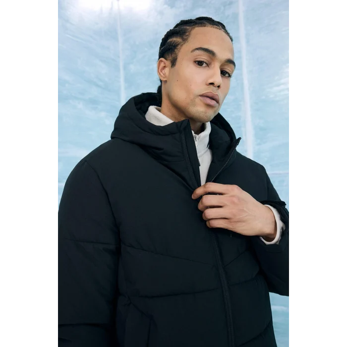 Defacto E9491AXBK81 Siyah Defactofit Su İtici Rüzgar Geçirmez Regular Fit Kapüşonlu Fermuarlı Cepli Kışlık Mont