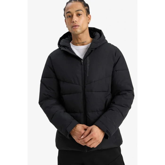 Defacto E9491AXBK81 Siyah Defactofit Su İtici Rüzgar Geçirmez Regular Fit Kapüşonlu Fermuarlı Cepli Kışlık Mont