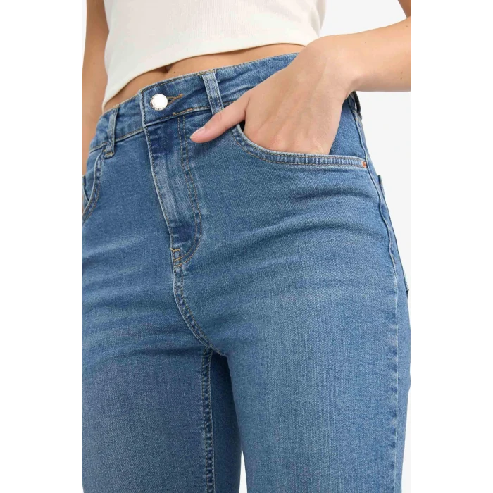 Defacto G2217AXNM28 Mavi Crop Flare Fit Düşük Bel Bilek Boy Jean Yıkamalı Pantolon