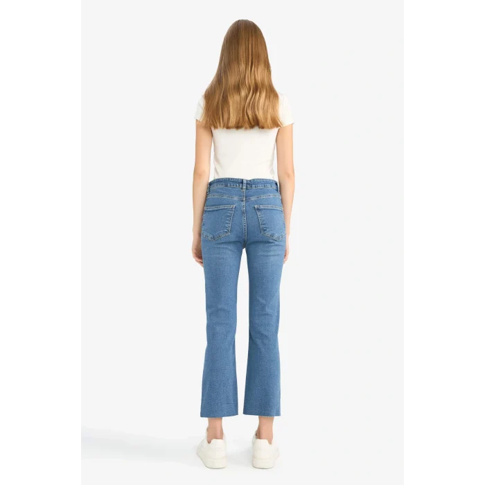 Defacto G2217AXNM28 Mavi Crop Flare Fit Düşük Bel Bilek Boy Jean Yıkamalı Pantolon