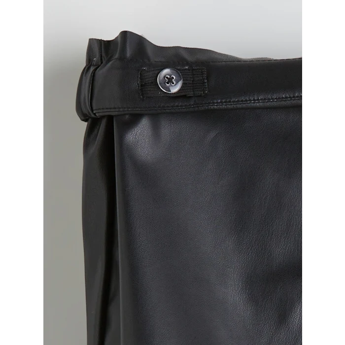 LCW Kids Siyah Deri Görünümlü Kız Çocuk Şort Etek ve Külotlu Çorap