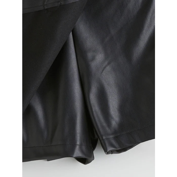 LCW Kids Siyah Deri Görünümlü Kız Çocuk Şort Etek ve Külotlu Çorap