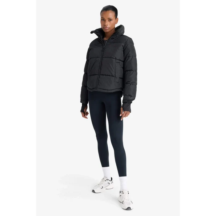 Defacto Z1438AZBK81 Siyah Defactofit Su İtici Regular Fit Dik Yaka Fermuarlı El Geçmeli Cepli Şişme Mont