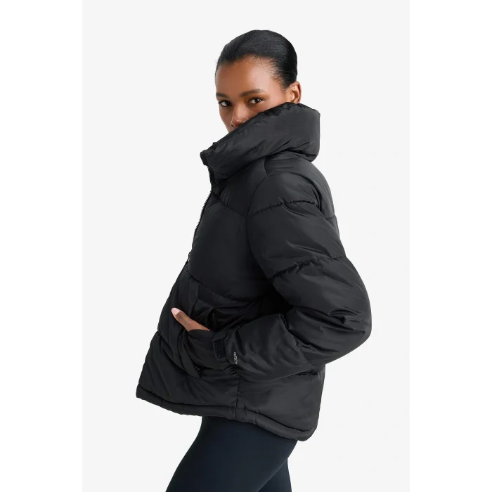 Defacto Z1438AZBK81 Siyah Defactofit Su İtici Regular Fit Dik Yaka Fermuarlı El Geçmeli Cepli Şişme Mont