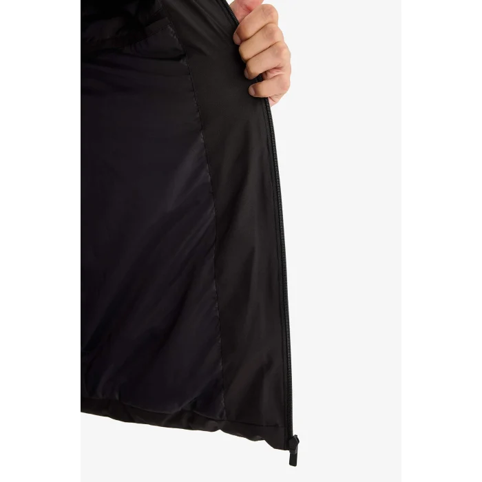 Defacto R0216AZBK27 Siyah Su İtici Slim Fit Dar Kesim Astarlı Kapüşonlu Fermuarlı Cepli Dolgulu Mont