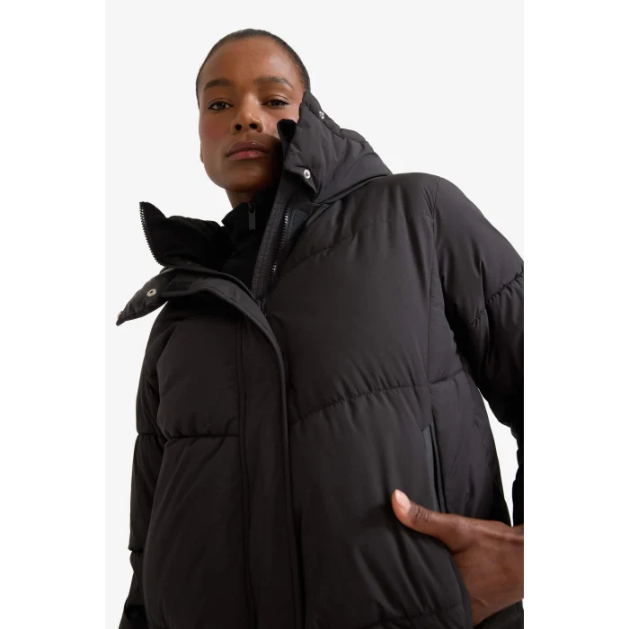 Defacto A1553AXBK81 Siyah DeFactoFit Su İtici Regular Fit Yarım Polar Astarlı Kapüşonlu Fermuarlı Kışlık Mont