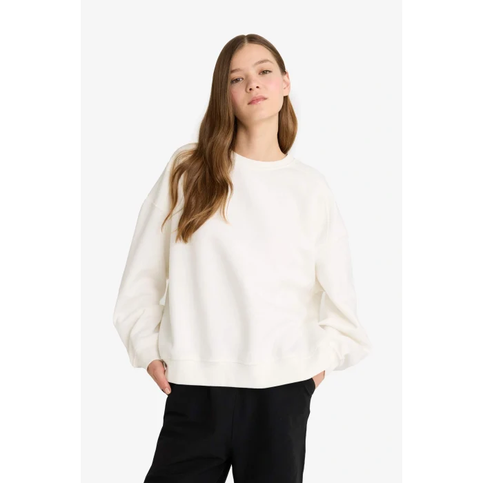 Defacto A4177AXWT32 Beyaz Coool Oversize Geniş Kalıp Bisiklet Yaka Kalın Kumaş Sweatshirt