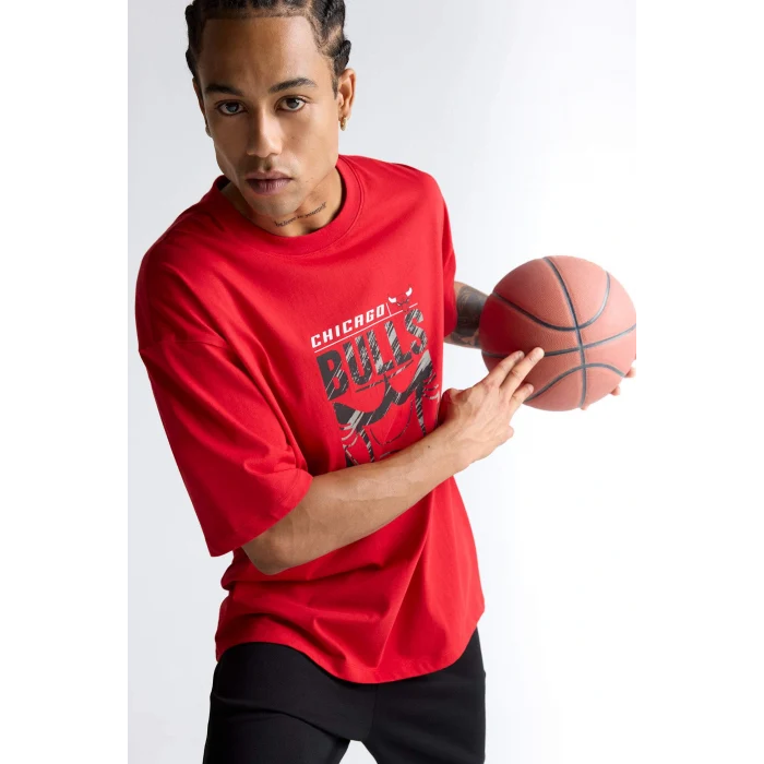 Defacto E5911AXRD296 Kırmızı %100 Pamuk DeFactoFit NBA Chicago Bulls Oversize Geniş Kalıp Bisiklet Yaka Kısa Kollu Tişört