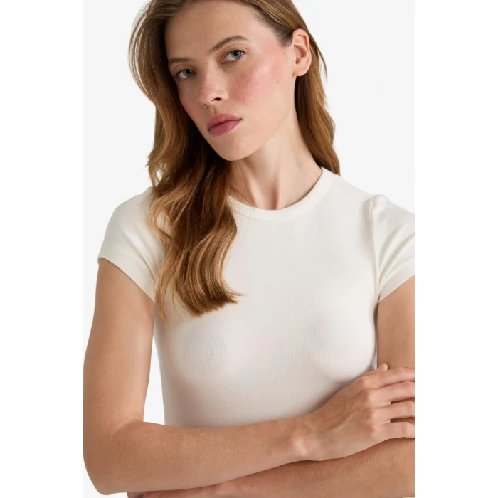 Defacto G2761AXER105 Ekru Slim Fit Dar Kesim Bisiklet Yaka Kısa Kollu Tişört