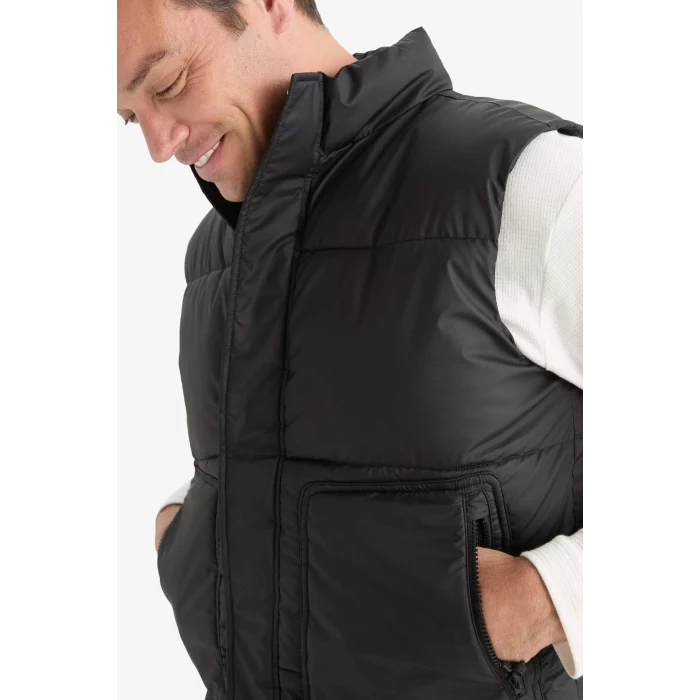 Defacto C5818AXBK27 Siyah Su İtici Regular Fit Dik Yaka Fermuarlı İç Cepli Mevsimlik Şişme Yelek