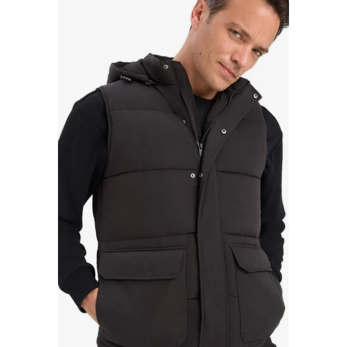 Defacto W5509AZBK27 Siyah Su İtici Regular Fit Kapüşonlu Fermuarlı İç Cepli Şişme Yelek