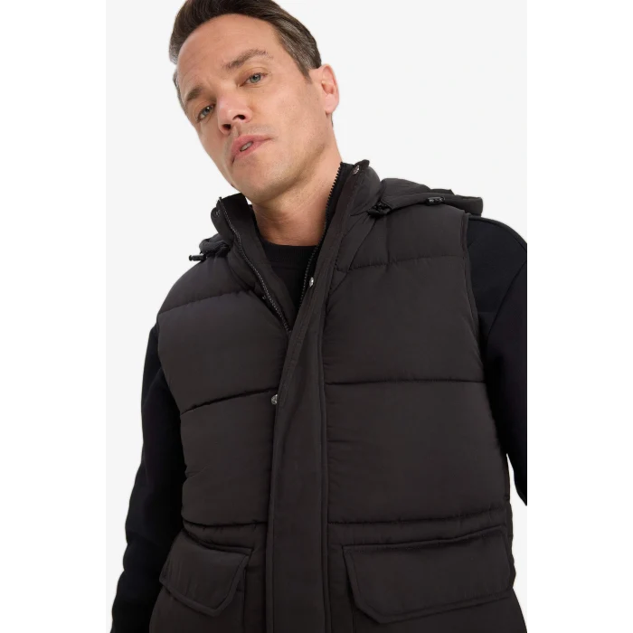 Defacto W5509AZBK27 Siyah Su İtici Regular Fit Kapüşonlu Fermuarlı İç Cepli Şişme Yelek