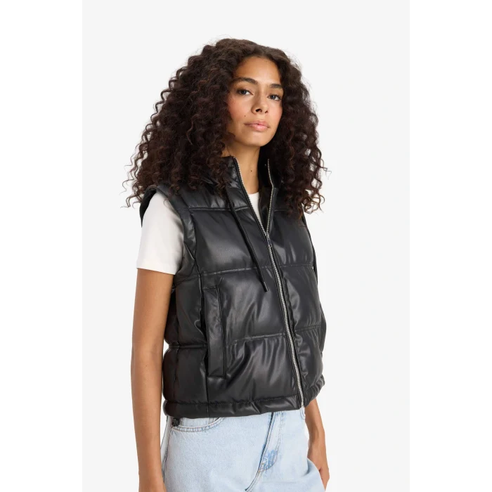 Defacto E8589AXBK27 Siyah Regular Fit Kapüşonlu Suni Deri Yelek