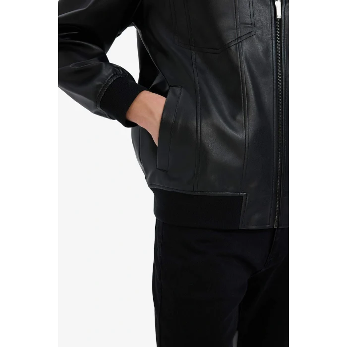 Defacto C5843AXBK27 Siyah Su İtici Regular Fit Gömlek Yaka Fermuarlı İç Cepli Suni Deri Mevsimlik Ceket Mont